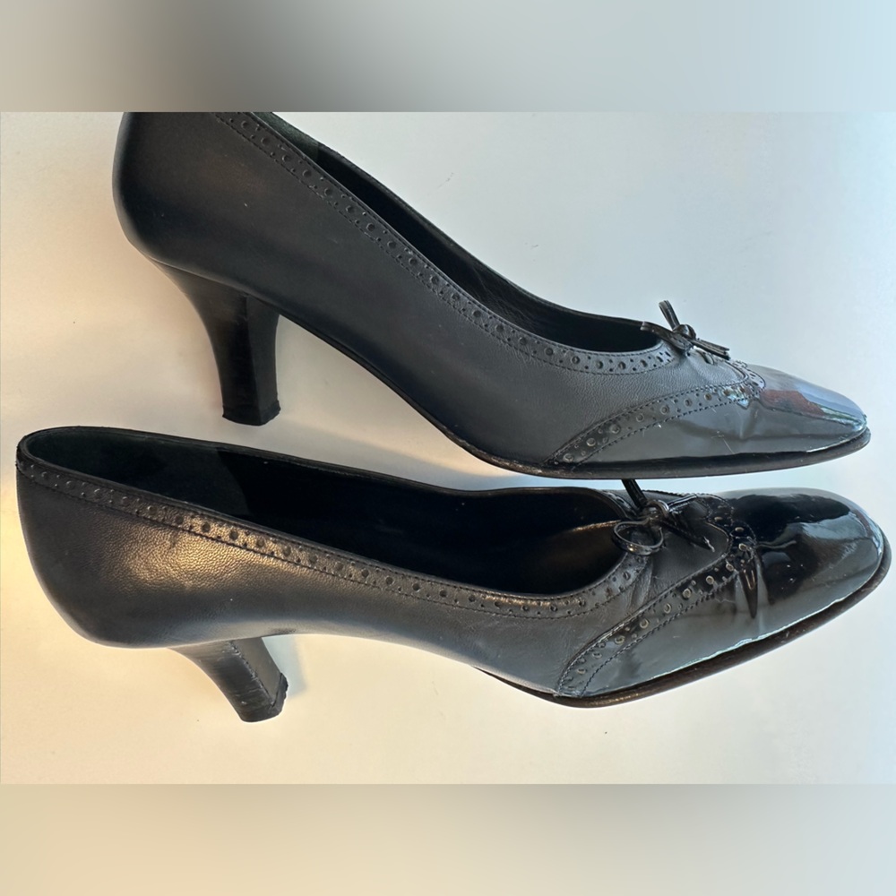 SALVATORE FERRAGAMO Vintage Sz 8 AA Black Navy Blue Patent Leather Kitten Heel